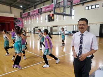 讓土庫國小女籃復活奪全國第一 關勝周校長獲師鐸獎