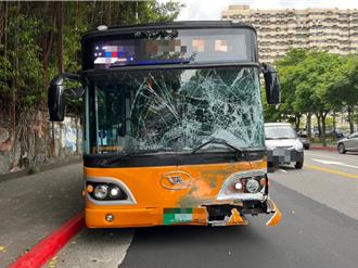 公車左轉遭直行貨車衝撞　疑變換燈號未注意釀禍