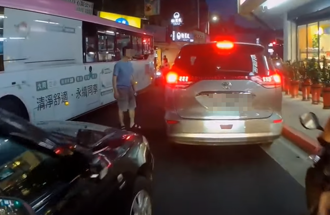 不開放民眾檢舉！駕駛轉彎處違停沒在怕 公車司機下車罵人