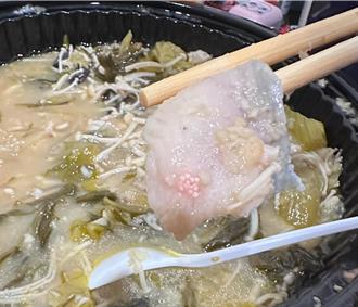 訪酸菜魚名店吃到蟲卵？店家稱「明太子」她氣炸：醫院已通報