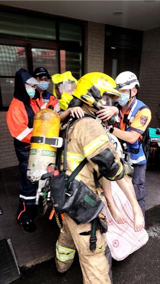 台南安南透天厝火警　祖孫4人受傷送醫