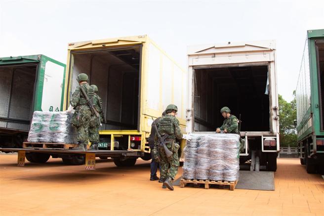  结合民间资源进行物资动员，迅速将作战所需物资完成补充，提升部队战力。（军闻社记者卓以立摄）