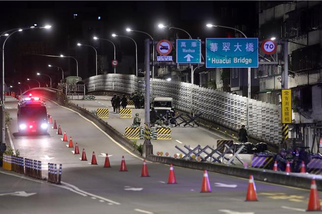 憲兵指揮部官兵23日凌晨在橫跨新店溪的華翠橋實施「橋梁檢管暨錯假訊息處置」的演練，官兵在華翠橋上設置道路阻絕設施。（黃世麒攝）