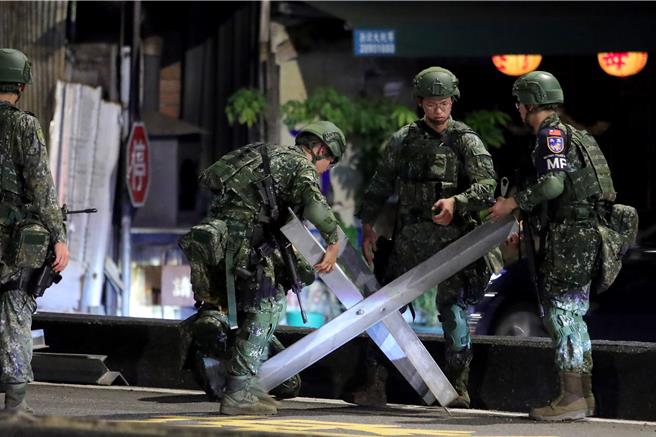 憲兵指揮部官兵23日凌晨在橫跨新店溪的華翠橋實施「橋梁檢管暨錯假訊息處置」的演練，官兵在華翠橋上設置道路阻絕設施。（黃世麒攝）
