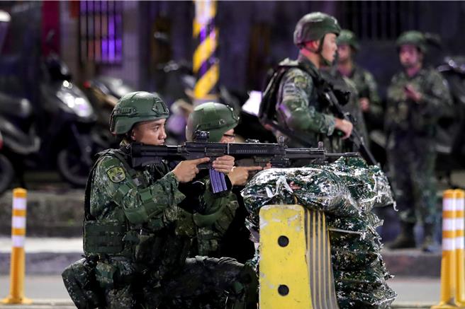 憲兵指揮部官兵23日凌晨在橫跨新店溪的華翠橋實施「橋梁檢管暨錯假訊息處置」的演練，官兵持槍守備。（黃世麒攝）