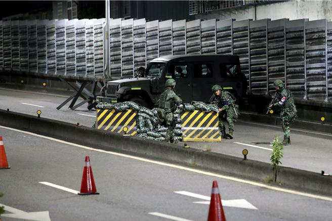 官兵在華翠橋上演練面對開車硬闖的民眾因應作為。（黃世麒攝）