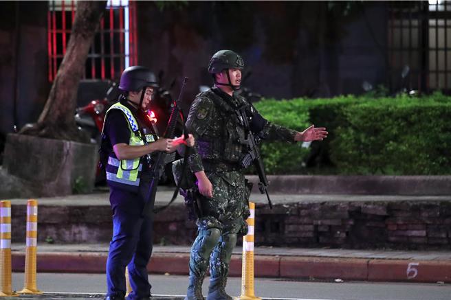 官兵及警方協同管制，模擬攔檢民眾車輛的情形。（黃世麒攝）