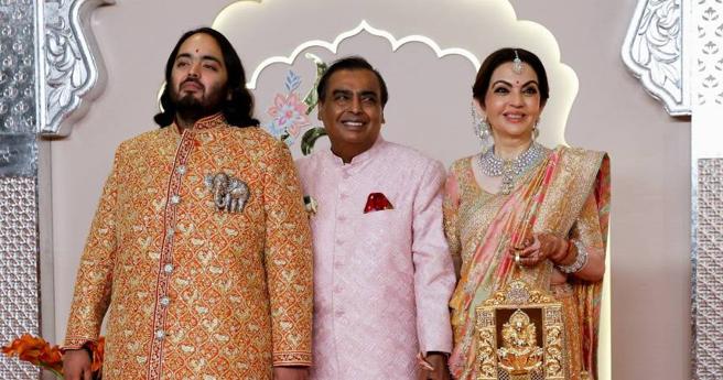 左起為印度富豪小兒子阿南特·安巴尼、印度首富安巴尼與首富之妻妮塔。（圖／達志／路透社）