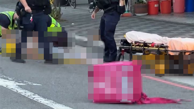 男外送員不慎撞上拖板車，陷昏迷傷重不治。（翻攝畫面）