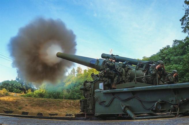官兵熟練操作240榴砲，以強大火力展現守土衛疆決心。（記者陳怡璿攝）
