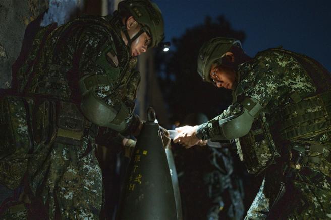 官兵實施彈藥檢整，確保射擊任務遂行。（記者陳怡璿攝）