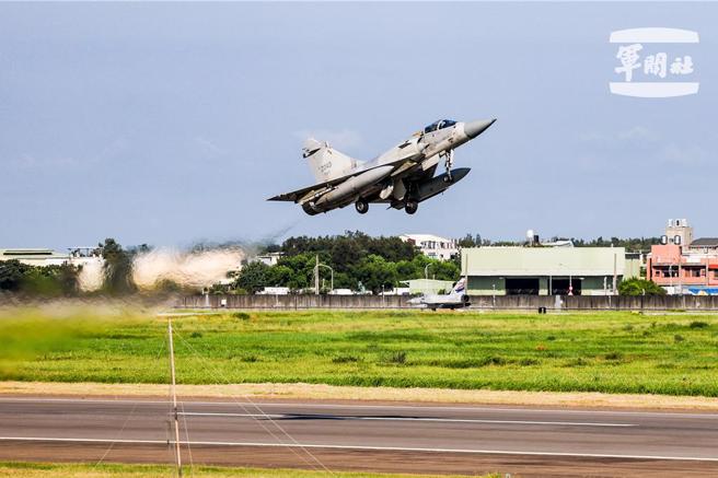 「汉光40号」实兵演习，幻象战机迅速机动至战力保存位置。（国防部提供）