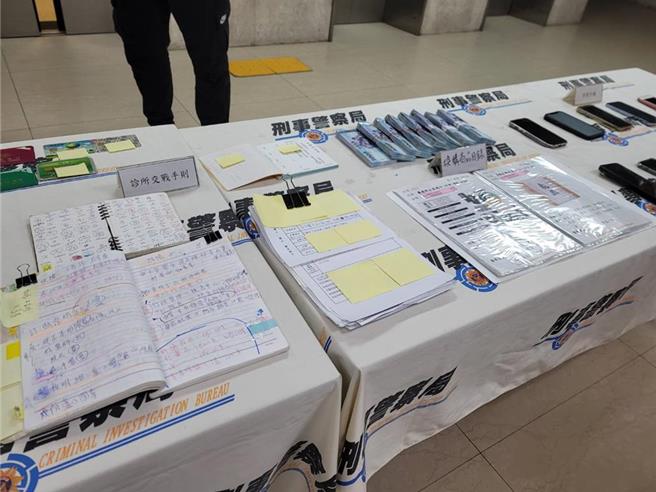 警方查扣到诊所病患保险证明单、保险对象名册、货品药品进出单据、诊所帐册、电脑等赃证物。(林郁平摄)