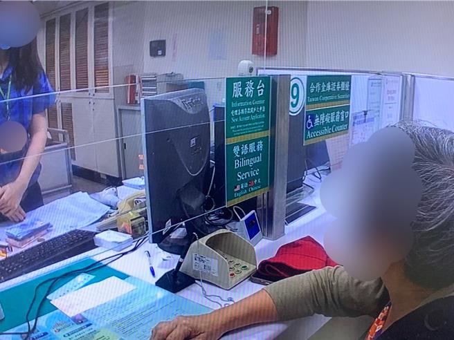 桃園龜山黃姓女子報案稱7旬的老母親疑似接到詐騙集團電話，執意要去銀行匯款投資股票，老婦堅稱是朋友要介紹他發大財，警方不斷說明，才讓老婦不匯款。（翻攝照片）