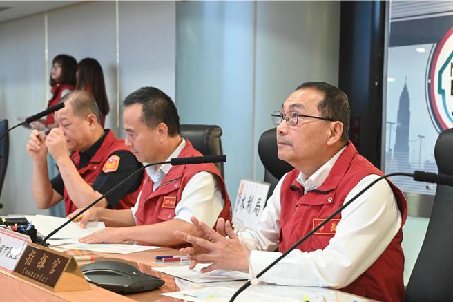 凱米颱風來勢洶洶，新北市侯友宜市長今早8時坐鎮新北市災害應變中心召開颱風一級開設整備會議。（新北市政府提供）