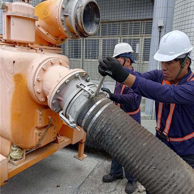 高雄市水利局做好防颱准备，图为旧港活动中心的抽水机。（水利局提供／林瑞益高雄传真）