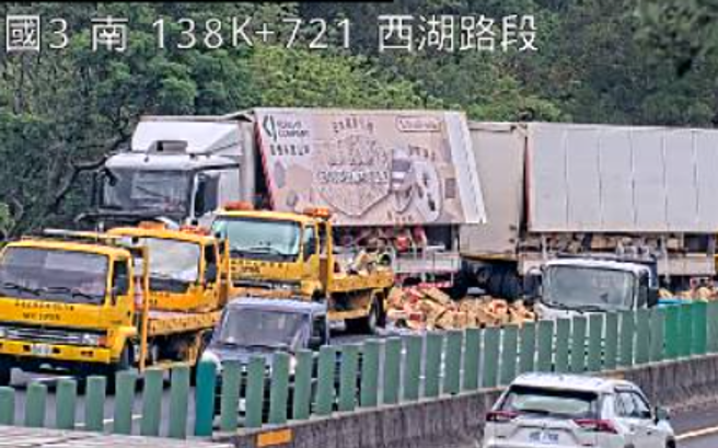 國3北上西湖路段23日上午發生追撞事故。( 翻攝高速公路1968 )