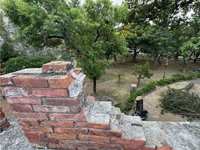 城墙的雉堞被压毁，有明显缺口。（曹婷婷摄）