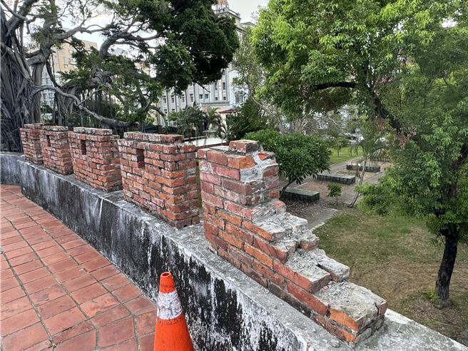 城墙的雉堞被压毁，有明显缺口。（曹婷婷摄）