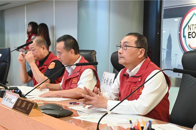 中颱凱米來勢洶洶，新北市府今（23）日災害應變中心進入二級開設，市長侯友宜表示，下午4時起除了堤外道路橫移門、停車場只出不進外，市區部分紅黃線路段，以及全市207所校園也將開放停車，方便市民進行防颱準備。（新北市府提供）