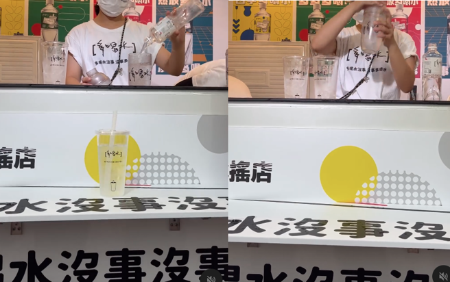 店員把礦泉水倒進雪克杯，再倒到手搖杯中，營造手搖飲的感覺。（翻攝自Threads）