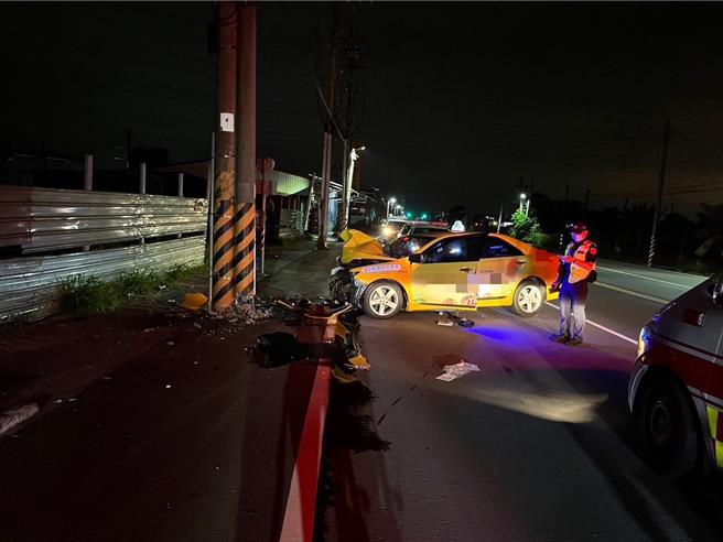 計程車不明原因自撞，詳細狀況待進一步釐清。（翻攝照片／高雄洪靖宜傳真）