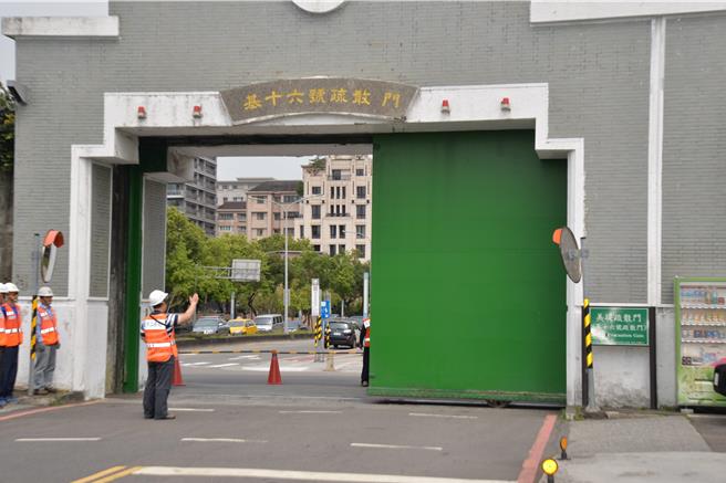 水利处指出，因应颱风来袭，请在河滨公园活动人员、车辆儘早远离河川区域，以确保生命财产安全，今日下午4时执行疏散门「只出不进」管制。(台北市水利处提供)