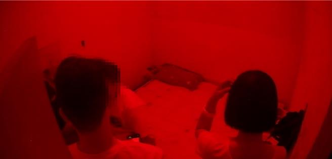 中市警二分局近日掃蕩轄內的私娼寮，查獲媒介色情的薛姓女子，以及1對正在性交易的男女。（民眾提供／馮惠宜台中傳真）