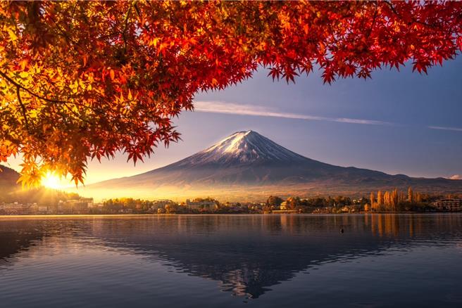 富士山秋枫美，可乐旅游上架「枫日本」系列行程，最低2万4500元起。(可乐旅游提供)