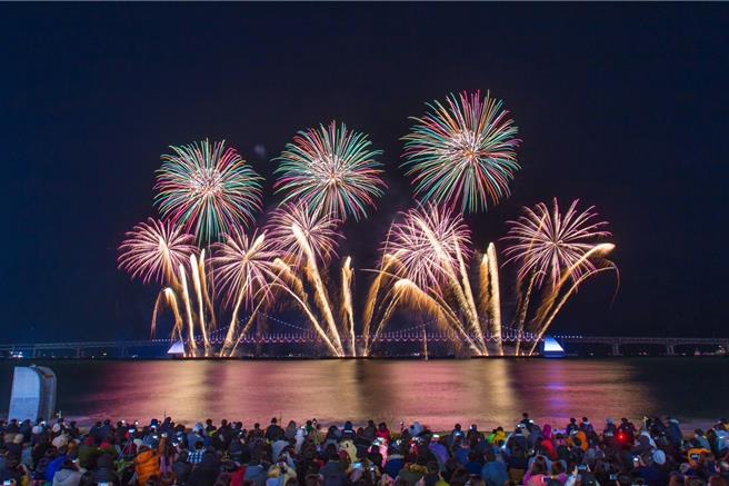 韩国11月将举办「釜山国际烟火节」，可乐旅游规划5日游程。(可乐旅游提供)