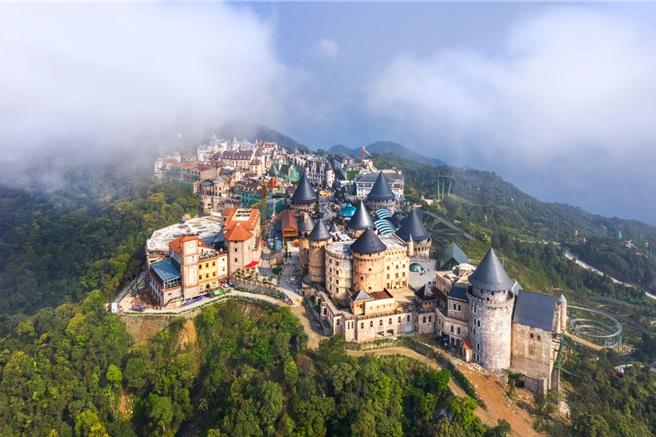 越南近期乐度夯，又以中越「岘港」人气最高，图为巴拿山风景。(可乐旅游提供)
