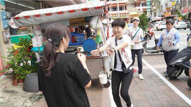 立委陳亭妃在下營區玄天上帝廟前向攤商拜票。（寶智華攝）