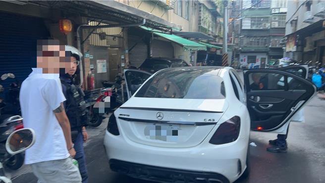 警方今日清晨逮捕砍傷少年的呂姓嫌犯，起獲作案西瓜刀。（警方提供）