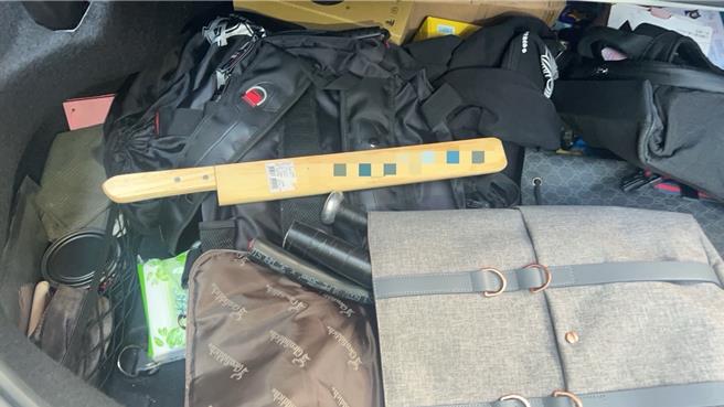 警方今日清晨逮捕砍傷少年的呂姓嫌犯，起獲作案西瓜刀。（警方提供）