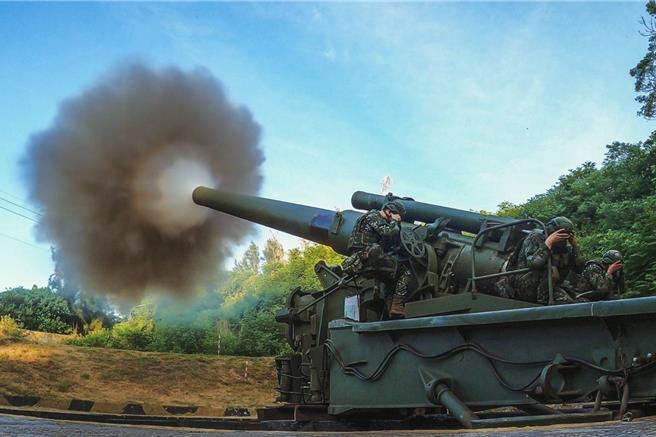 金防部「漢光40號」演習今日清晨於砲陣地執行240榴砲實彈射擊，威力撼天，充分展現外島部隊精實訓練。(圖／金防部提供)