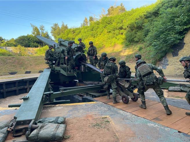 金防部「漢光40號」演習今日清晨於砲陣地執行240榴砲實彈射擊，威力撼天，充分展現外島部隊精實訓練。(圖／金防部提供)