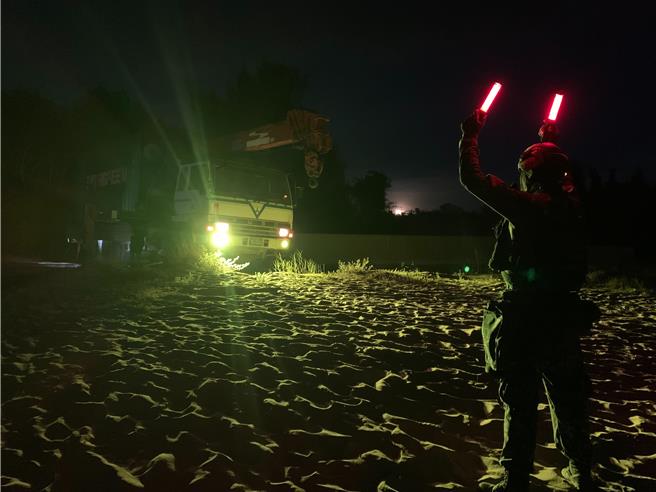 金防部烈嶼守備大隊22日夜間進行「動員民用物資強化灘案阻絕設置」演練，驗證戰時遲滯敵登陸之能力。(圖／金防部提供)