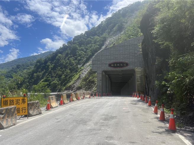 南橫公路台20線100k梅蘭明隧道路段因施工改河床便道通行，因凱米颱風來襲，交通部公路局甲仙工務段為維護用路人行車安全，將自今日下午5時起恢復主線通行。（交通部公路局甲仙工務段提供／林雅惠傳真）