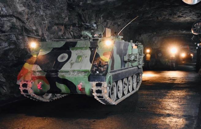 金防部戰車營「戰力保存」課目演練，官兵接獲上級電令後，立即駕駛戰、甲車輛，運用防區坑道地形實施戰力保存，藉以確達「保存戰力於地下。(圖／金防部提供)