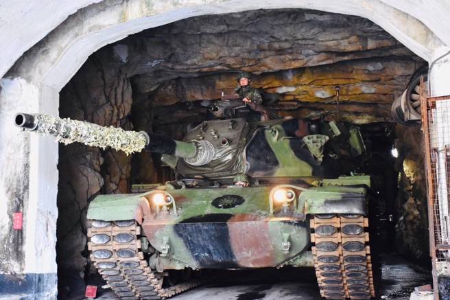 金防部戰車營「戰力保存」課目演練，官兵接獲上級電令後，立即駕駛戰、甲車輛，運用防區坑道地形實施戰力保存，藉以確達「保存戰力於地下。(圖／金防部提供)