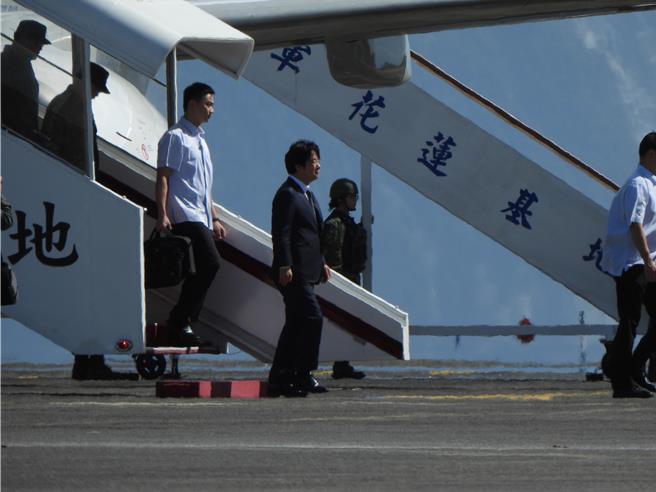 賴清德總統今天上午搭乘專機並在9時抵達空軍花蓮基地，接著展開視察漢光演習演練項目的行程。（羅亦晽攝）