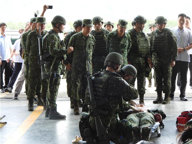 賴清德總統（二排左二）今天前往空軍花蓮基地視察漢光演習演練科目，由於他具醫師背景，見官兵在執行戰傷救護的演練科目時，神情相當嚴肅，非常關心演練的流程與細節。（羅亦晽攝）