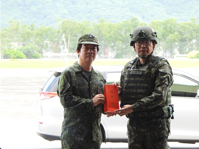 賴清德總統（左）今天前往空軍花蓮基地視察漢光演習演練科目，並頒贈加菜金慰勞辛苦的國軍弟兄。（羅亦晽攝）