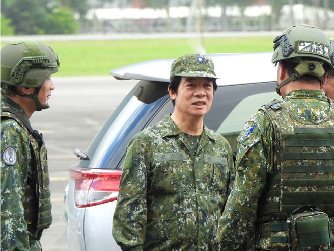 賴清德總統（中）今天前往空軍花蓮基地視察漢光演習演練科目，演練期間其神情均相當嚴肅，直到演練結束後，臉部表情才稍微放鬆，並面帶笑容與官兵聊天。（羅亦晽攝）