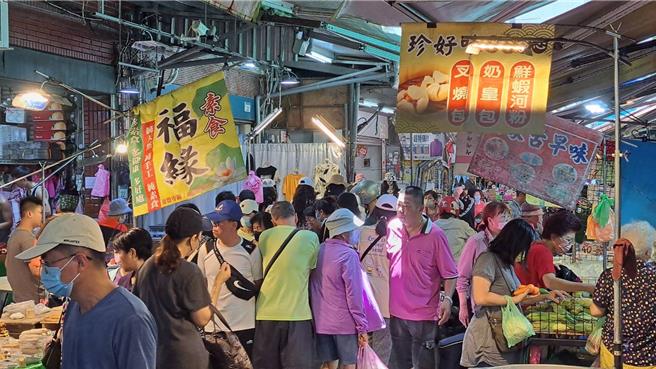 凱米颱風來勢洶洶，桃園市23日菜價對比前個交易日上漲了7.4％。（姜霏攝）