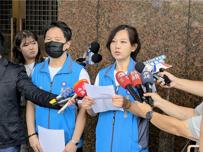 国民党基隆市党部发言人郭建芳（右）表示，罢梁团体篡改文宣的作法，是恶意扭曲的手段，也无益于民主政治的良性运作。（张志康摄）