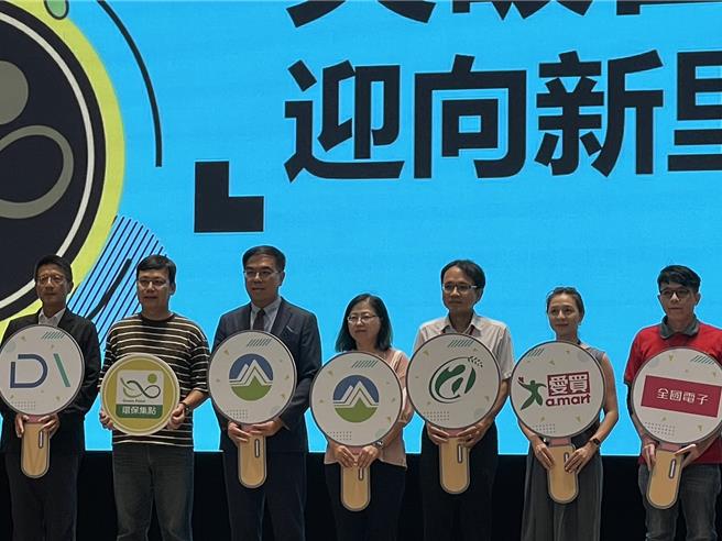 环境部长彭启明今天出席环境部举办「环保集点突破百万会员迎向新里程」记者会。（蔡佩珈摄）