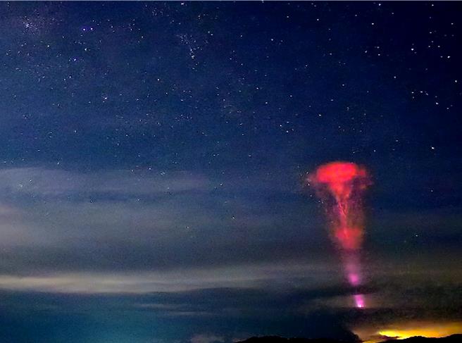 台東縣海端鄉南橫埡口昨晚出現閃電噴發。（摘自台東縣府交觀處台東南橫埡口4K即時影像／蔡旻妤台東傳真）