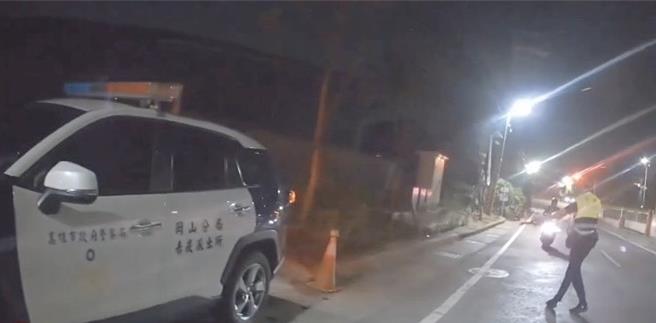 越南籍移工河姓男子於今年5月3日酒駕遇到警察臨檢，他為了脫逃竟然騎機車衝撞警察，橋頭地院審理後判處他應執行7月徒刑。圖為當時警察臨檢時的情形。（資料照片／林瑞益高雄傳真）