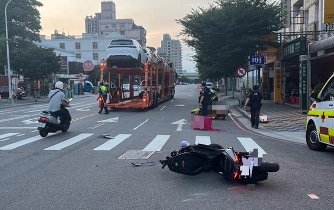 23日清晨约5点多，台中李姓外送员骑车行经南屯区永春东一路时，与赵姓男子驾驶、载满新车的大型拖板车发生碰撞。（民眾提供）